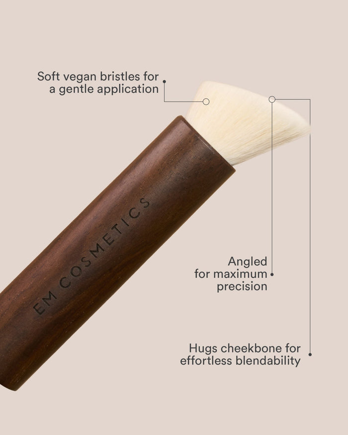 Infographic on the EM Cosmetics Komorebi Brush, highlighting its cruelty-free, vegan bristles and ergonomic handle.