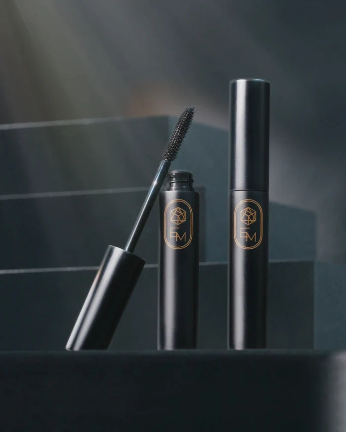 Infographic showcasing the innovative dual-wand design of the EM Cosmetics Shapeshift Tubing Mascara