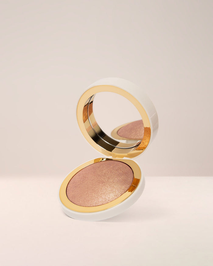 EM Cosmetics Sunscape Highlighter in Majesty, a glistening copper shade that provides a warm, luminous, radiant sheen.