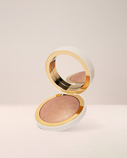 EM Cosmetics Sunscape Highlighter in Majesty, a glistening copper shade that provides a warm, luminous, radiant sheen.