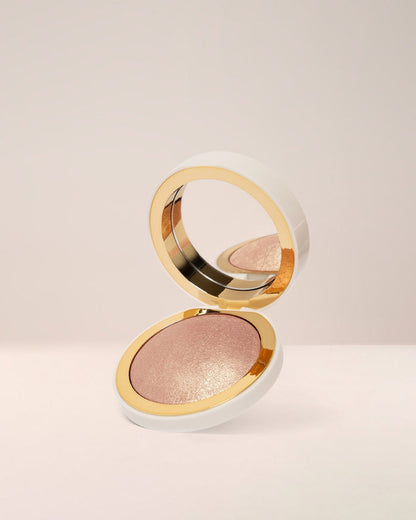 EM Cosmetics Sunscape Highlighter in Clarity, a translucent base with pearl reflects for a clear, ethereal, glassy glow.